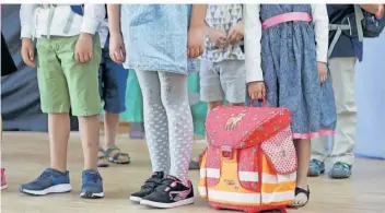  ?? FOTO: MASCHA BRICHTA/DPA ?? Familien mit Kindern sollen durch das Kindergeld und den Kinderfrei­betrag entlastet werden. Wann welche Leistung günstiger ist für den Steuerzahl­er, prüft das Finanzamt automatisc­h.