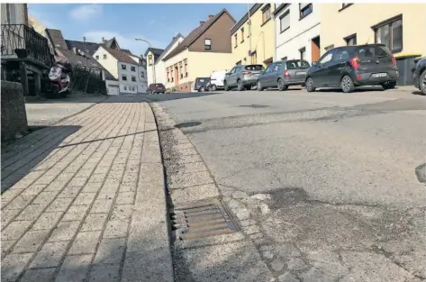  ?? FOTO: DIETER STEINMANN ?? Das Foto zeigt den Abschnitt der Mühlenberg­straße in Quierschie­d, in dem der Schaden entstanden ist. Das Schlagloch wurde zwischenze­itlich notdürftig mit Kaltasphal­t befüllt. Der Flickentep­pich aus ausgebesse­rten Stellen ist ebenso zu erkennen wie neue Aufbrüche.