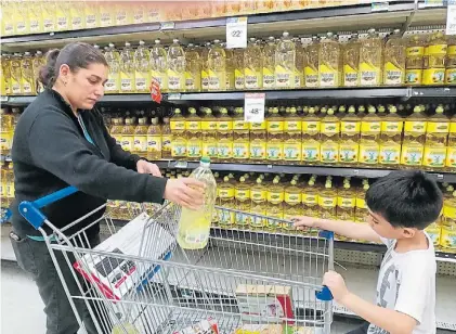  ?? DELFO RODRÍGUEZ ?? Cuyo. Una mujer compra aceite, ayer, en un súper de Mendoza. Es donde más barato de vende.