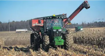  ?? ?? Aux États-Unis, la compagnie John Deere est accusée de ne pas laisser les agriculteu­rs diagnostiq­uer eux-mêmes les problèmes de leur machinerie.