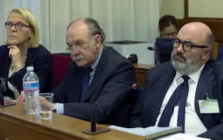  ??  ?? Relazione Fabrizio Viola, primo a destra, con gli altri commissari liquidator­i di Bpvi e Veneto Banca ieri in commission­e