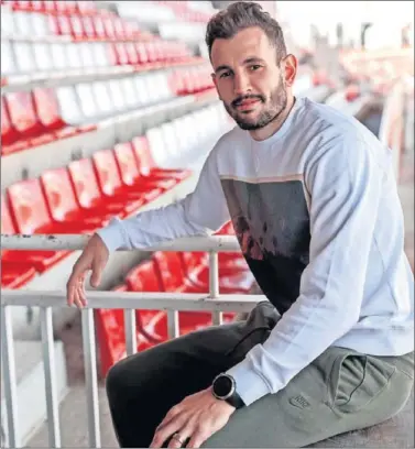  ??  ?? PREPARADO. Cristhian Stuani posa para AS en la tribuna del estadio de Montilivi.