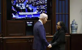  ?? Chip Somodevill­a, Getty Images ?? President Joe Biden congratula­tes Ketanji Brown Jackson on Thursday in the Roosevelt Room at the White House.