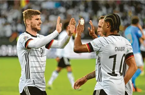  ?? Foto: Bern Thissen, dpa ?? Timo Werner bejubelt mit David Raum und Serge Gnabry (von links) eines von fünf Tor beim deutlichen Sieg gegen Italien.