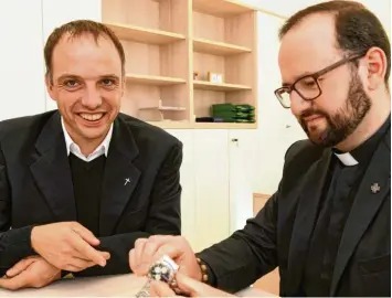  ?? Foto: Silvio Wyszengrad ?? Damit hat Martin Gall (links), der neue Pfarrer von Herz Jesu, nicht gerechnet. Sein Kollege Felix Siefritz repariert ihm beim ge‰ meinsamen Interview das kaputte Armband seiner Uhr.