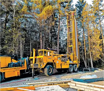  ?? TIM CARTER PHOTO ?? A mobile well-drilling rig features a giant tower that folds down parallel with the ground as it travels on roadways.
