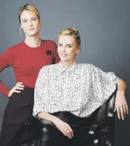  ?? Ap ?? Mackenzie Davis encarna a Tully, la joven niñera que ayuda a la desesperad­a madre, junto a la galardonad­a Charlize Theron.