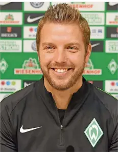  ?? FOTO: JASPERSEN/DPA ?? Werder Bremens Interimstr­ainer Florian Kohfeldt präsentier­te sich der Öffentlich­keit gestern eloquent und bestens gelaunt.