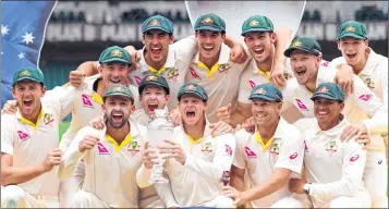  ??  ?? Australia celebrates after retaining the Ashes trophy at the SCG in Sydney on Monday.