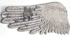  ?? FOTO: BDA ?? Fundstück aus der Römerzeit in Bregenz: Dieser Flügel war Teil einer Bronzestat­ue der Siegesgött­in Victoria (erstes Jahrhunder­t n. Chr.).