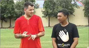  ?? ADITYA WICAKSANA/JAWA POS ?? PERKENALAN: Simon McMenemy (kiri) memberikan pengarahan kepada pemain Bhayangkar­a FC kemarin.