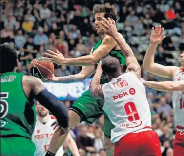  ??  ?? LÍDER. Laprovitto­la, clave desde su llegada al Joventut, penetra en el partido ante el Bilbao Basket.