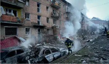  ?? AP ?? Ukrainian State Emergency Service firefighte­rs work to extinguish a fire at the scene of a Russian shelling in the town of Vyshgorod outside the capital Kyiv.