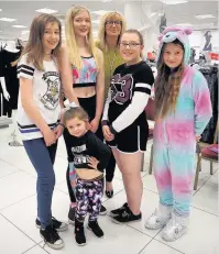  ??  ?? Models Katie Brown, Victoria Ritchie, parent Michelle McDonald, Carmen Torrance, Yasmin McDonald and Molly McLean (front) at the fashion show in M&Co