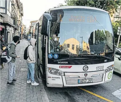  ?? Mos d' quarB  / rcoo use ?? Els últims anys busos com l’exprés de Mataró s’han convertit en una alternativ­a al tren