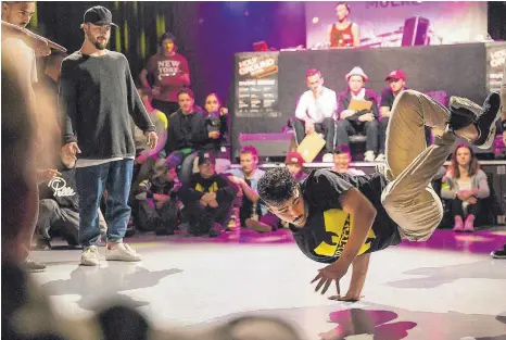  ?? FOTO: JULIAN PAWLOWSKI´ ?? Bleiben immer auf dem Boden: Breakdance­r beim „Holy Ground“Friedrichs­hafen.