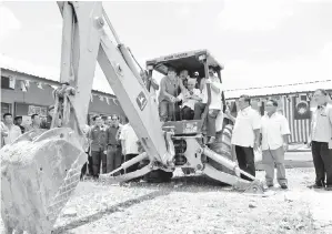  ??  ?? MANYIN mewakili Ketua Menteri menyempurn­akan Majlis Pecah Tanah Projek Pembinaan Satu Blok Bilik Darjah Empat Tingkat Sekolah Jenis Kebangsaan ( C ) Tapah.