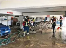  ??  ?? Retter pumpen Wasser aus einer Tiefgarage.
Video: Ein Betroffene­r berichtet über die Schäden – 20min.ch
SUL