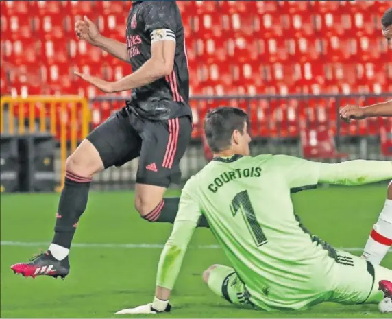  ??  ?? Courtois impide un gol de Luis Suárez en la última jugada del partido, tras una pérdida de Isco en campo propio que el delantero intentó aprovechar.