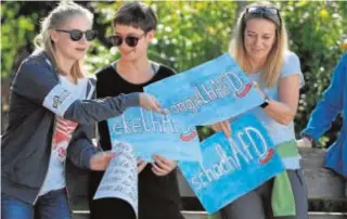  ?? EFE ?? Manifestan­tes con pancartas en contra de AfD en Taufkirche­n