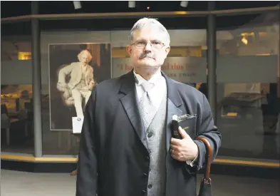  ?? Stephanie Kim / Hearst Connecticu­t Media ?? Living history tour guide Craig Hotchkiss, who plays Mark Twain's closest friend, the Rev. Joseph Hopkins Twichell, stands outside the Aetna Gallery at the Mark Twain House and Museum in Hartford.