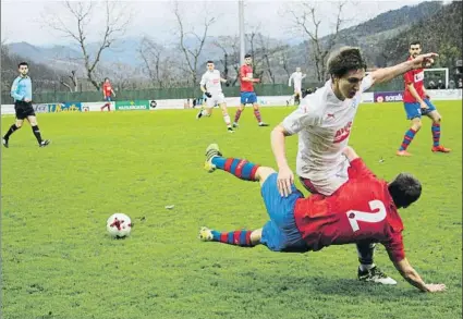  ?? FOTO: MAIALEN ARZALLUZ ?? Por los aires El Anaitasuna logró remontar al Eibar en Txerloia y aprieta aún más la lucha por la primera plaza