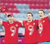  ?? F: EFE ?? Lewandowsk­i, Müller y Neuer
Celebran la 9ª seguida