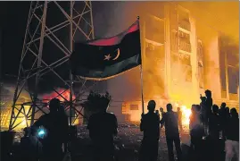  ?? REUTERS ?? Protesters set fire to the Libyan parliament building after protests against the failure of the government in Tobruk, Libya.