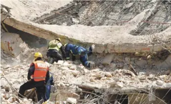  ?? EFE ?? Labores. Rescatista­s y soldados buscan personas entre los escombros ayer en el edificio del Palacio Municipal de Juchitán, Oaxaca, uno de los lugares más afectados por sismo de 8.2 en la escala de Richter.