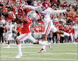  ?? ASSOCIATED PRESS ?? OKLAHOMA CORNERBACK JORDAN THOMAS (RIGHT) knocks the ball away from Ohio State receiver Terry McLaurin during the first half of Saturday’s game in Columbus, Ohio.