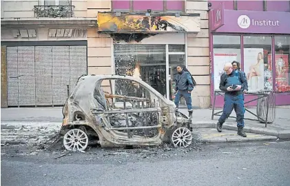  ?? AFP ?? Vándalos. Los restos de un automóvil incendiado durante las protestas del sábado último en París.