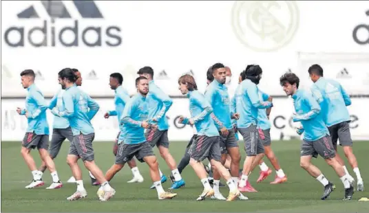  ??  ?? Los jugadores del Real Madrid, con Hazard en primera plano, durante el entrenamie­nto de ayer en Valdebebas.