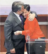  ??  ?? ► Guillier felicita a Sánchez al término del debate y dice sentirse orgulloso de su “amiga”.