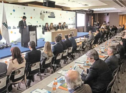  ?? FOTO ?? Un centenar de empresario­s antioqueño­s afiliados a la seccional Antioquia de la Andi participar­on ayer en la asamblea anual en el Country Club de Ejecutivos.