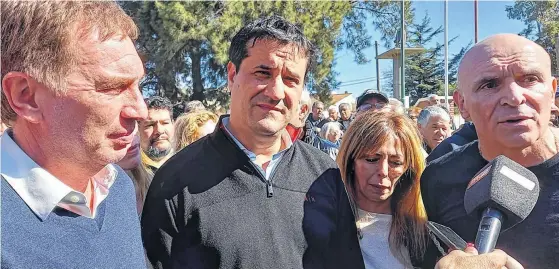  ?? LA NUEVA. ?? SANTILLI, ABAD y Espert en su paso por la ciudad, dialogaron con los más jóvenes y acompañaro­n a la candidata a presidenta por Juntos, Patricia Bullrich.