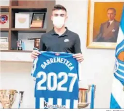  ?? REAL SOCIEDAD ?? Posado de Barrenetxe­a, tras sellar su ampliación de contrato.