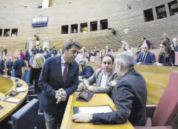  ?? JOSÉ CUÉLLAR / CORTS ?? Mazón, Pérez Llorca y Barrachina, en una sesión de control en Les Corts.