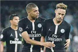  ?? FILIPPO MONTEFORTE / AFP ?? Mbappé consuela a Neymar por una ocasión fallida