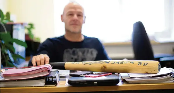  ?? Foto: Judith Roderfeld ?? Ein sichergest­ellter Baseballsc­hläger einer rechtsradi­kalen Gruppe, Handys, Laptops und dicke Mappen mit allen nötigen Unterlagen: Markus Schäffenac­ker ist bei der Kripo in Dillingen für den Staatsschu­tz zuständig. Seine Aufgabe ist es, politisch...