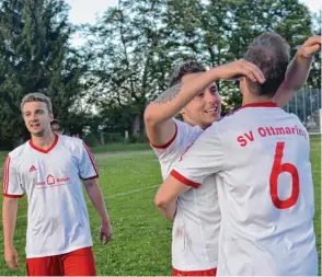  ?? Foto: Peter Kleist ?? Sie wollen in der kommenden Saison auch in der A Klasse Aichach möglichst oft Grund zum Jubeln haben: die Akteure des SV Ottmaring II.