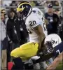  ?? JEREMY DREY — MEDIANEWS GROUP FILE PHOTO ?? Michigan’s Mike Hart (20) scores the Wolverine’s second touchdown in 2006. Hart, the all-time leading rusher at the University of Michigan, is returning to be a part of Head Coach Jim Harbaugh’s staff.