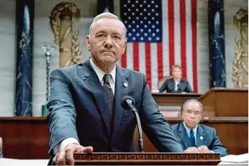  ?? Foto: David Giesbrecht, dpa ?? Kevin Spacey in der Rolle als kaltblütig­er Präsident Frank Underwood. Der US Schauspiel­er ist nun unter Druck geraten: Er soll ein Kind missbrauch­t haben.