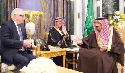  ??  ?? King Salman received a delegation of the British Conservati­ve Party headed by Lord Francis Maude at Al-Yamamah Palace in Riyadh on Monday. They reviewed measures to strengthen ties between the two countries. (SPA)