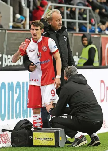  ?? FOTO: CHRISTOF WOLFF ?? Flügelflit­zer Benito Raman wird in Ingolstadt von Fortunas Mannschaft­sarzt Ulf Blecker und Physiother­apeut Carsten Fiedler (in der Hocke) behandelt.