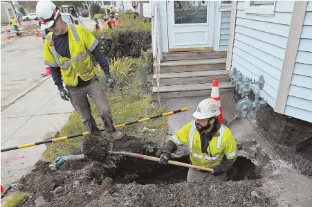  ?? STAFF PHOTO BY MATT STONE ?? CLOCK TICKING: Workers inspect and repair gas lines in Lawrence yesterday as Columbia Gas’ self-imposed deadline for full restoratio­n of service by Nov. 19 is looming with less than 1 percent of homes affected cleared for service.