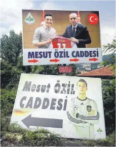  ?? FOTO: IMAGO ?? Neue Zeiten: In Devrek, der Heimatstad­t von Özils Familie in der Türkei, hängt nun das Bild mit Erdogan. Drunter das abgehängte Bild.