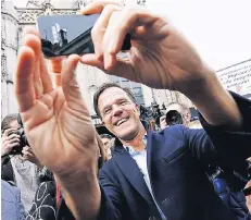  ?? FOTO: REUTERS ?? Der niederländ­ische Ministerpr­äsident Mark Rutte von den Liberalen mischt sich in Breda unter die Wähler.