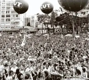  ?? Heuler Andrey/afp ?? Ato em Curitiba (PR) reuniu representa­ntes de sete centrais: CUT, Força Sindical, UGT, Intersindi­cal, Nova Central, NCST e CSB, que pediram liberdade para Lula