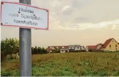  ?? Foto: Würmseher ?? Mehr als ein Schild ist vom einstigen Kinderspie­lplatz im Lindenweg nicht geblieben. Er soll aber nach dem Willen des Stadtrats nicht bebaut werden.