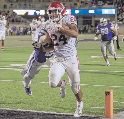  ?? | AP ?? Oklahoma’s Rodney Anderson scores on a tiebreakin­g touchdown run with seven seconds left against Kansas State.